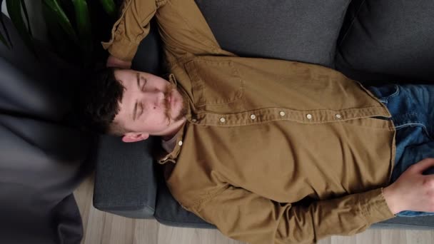 Vue Dessus Jeune Célibataire Dormant Couché Sur Dos Sur Canapé — Video