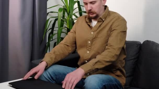 Unge Succesfulde Kaukasiske Mand Freelancer Begynder Arbejde Åbne Sin Bærbare – Stock-video