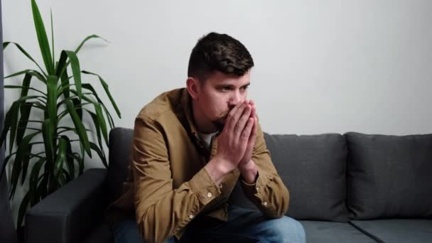 Déprimé Jeune Homme Triste Assis Sur Canapé Souffrant Pensées Négatives — Video