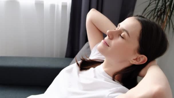 Vista Lateral Sereno Jovem Caucasiano Feminino Descansando Sofá Tomando Respiração — Vídeo de Stock