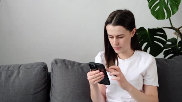 Spännande Glad Flicka Vinnare Tittar Mobiltelefon Med Hjälp App Firar — Stockvideo