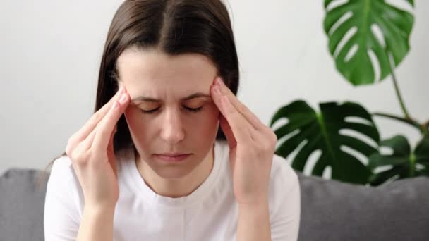 Nešťastná Unavená Mladá Brunetka Let Sedí Šedém Gauči Tře Chrám — Stock video