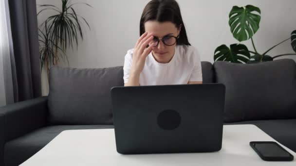 Wyczerpana Młoda Kobieta Zdejmująca Okulary Masująca Suche Drażliwe Oczy Siedząc — Wideo stockowe