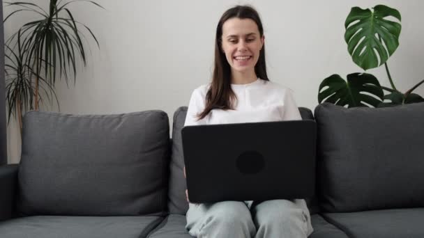 Mujer Joven Feliz Sentarse Sofá Disfrutar Animada Charla Remota Utilizando — Vídeos de Stock