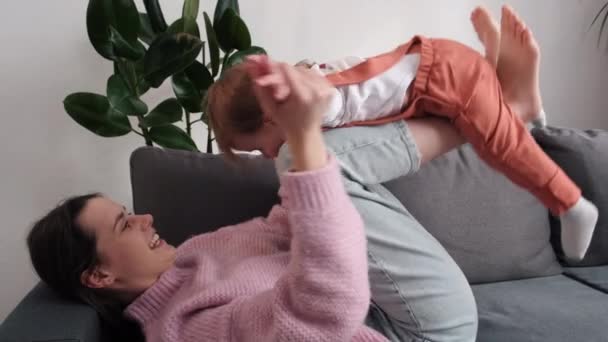 Nettes Baby Mädchen Spielen Flugzeug Spiel Fliegen Den Armen Der — Stockvideo