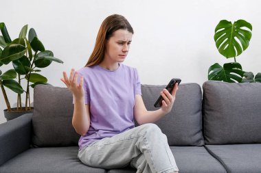 Stresli milenyum hanımefendisi cep telefonundaki mesajları okuduktan sonra ani sorunlar ya da ilişkilerin bitmesi üzerine düşünüyor. 20 'li yaşlardaki üzgün genç bir kadın elinde akıllı telefonuyla kötü haberlerle oturuyor.