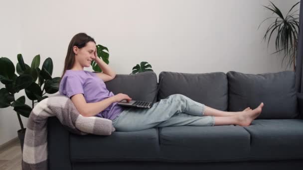 Felice Ragazza Bruna Digitando Sul Computer Navigazione Internet Lavoro Studiare — Video Stock