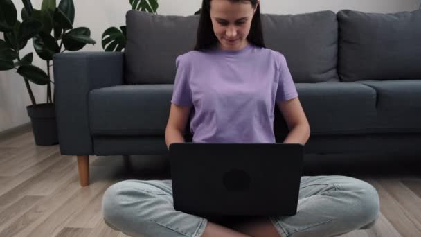 Primer Plano Hermosa Mujer Joven Feliz Sentarse Piso Caliente Sala — Vídeos de Stock