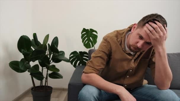 Depressieve Jongeman Met Een Baard Met Schulden Schuldgevoel Spijt Van — Stockvideo