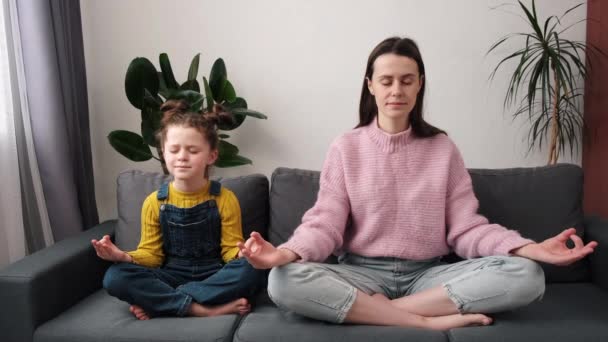 Mãe Jovem Calma Saudável Com Filha Pequena Bonito Meditando Com — Vídeo de Stock