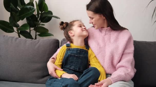 Amo Mãe Amar Carinhoso Jovem Mãe Abraçando Feliz Pequena Filha — Vídeo de Stock