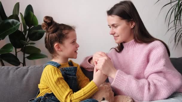 Liebevolle Junge Mutter Kuschelt Kleine Tochter Familie Sitzt Auf Gemütlichem — Stockvideo