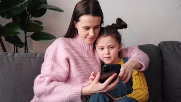 Glückliche Mutter Und Kleine Tochter Haben Spaß Mit Dem Handy — Stockvideo