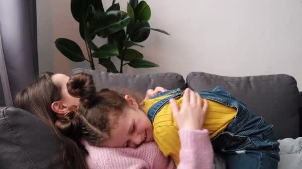 Nahaufnahme Von Glücklichen Jungen Mutter Mit Tochter Diverse Familie Spielen — Stockvideo