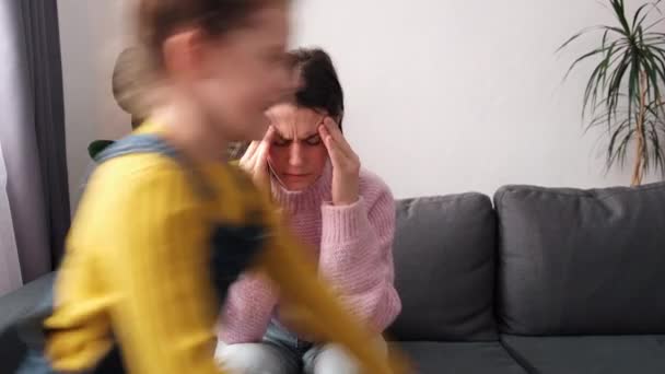 Fatiguée Jeune Femme Malheureuse Irritée Par Mauvais Comportement Fille Assise — Video