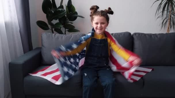 Felice Bambina Carina Con Bandiere Usa Che Sorridono Alla Macchina — Video Stock