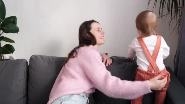 Madre Soltera Cariñosa Abrazando Linda Hija Bebé Joven Mamá Sonriente — Vídeos de Stock