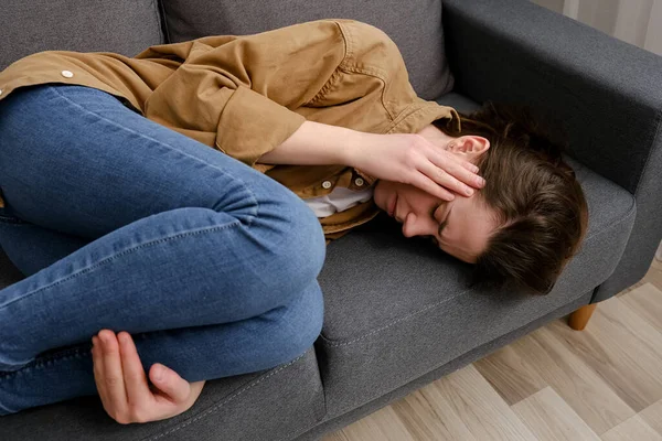 Κοντινό Πλάνο Της Αγχωμένης Κουρασμένης Νεαρής Γυναίκας Ξαπλωμένη Στον Καναπέ — Φωτογραφία Αρχείου