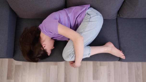 Pandangan Atas Wanita Muda Lelah Yang Berbaring Sofa Meringkuk Menderita — Stok Video