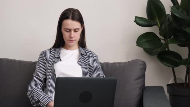 Jonge Blanke Vrouw Afwerking Studie Meditatie Praktijk Terwijl Ontspannen Comfortabele — Stockvideo