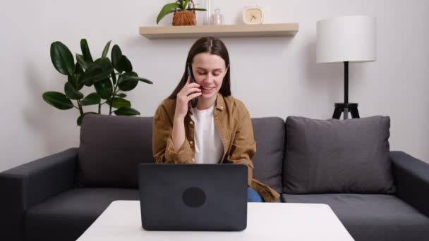 Freelancer Feliz Jovem Sentar Sofá Confortável Trabalhar Web Talk Telefone — Vídeo de Stock