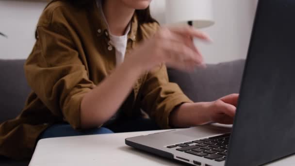 职业女商人通过笔记本电脑选择在家工作的焦点 坐在舒适的灰色沙发上 用便携式电脑设备将年轻的高加索女性管理者拉近 工作程序概念 — 图库视频影像