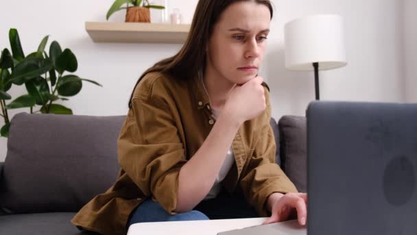Zaměřená Mladá Žena 20S Pracující Line Notebooku Sedět Pohovce Doma — Stock video