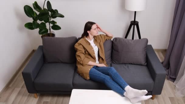 Dívka Depresi Přemýšlí Osamělosti Cítí Vinu Dělá Těžká Rozhodnutí Znepokojená — Stock video