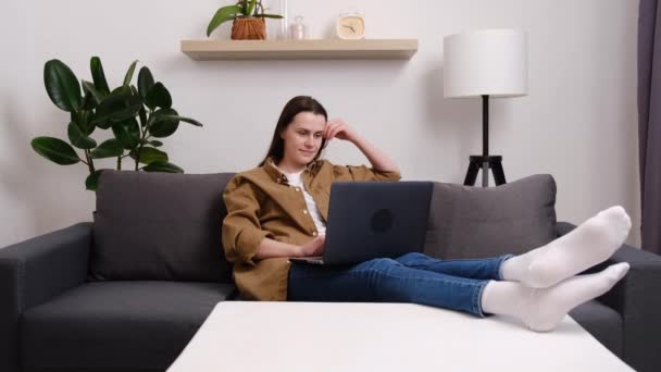 Mujer Morena Feliz Escribiendo Ordenador Navegando Por Internet Trabajando Estudiando — Vídeos de Stock