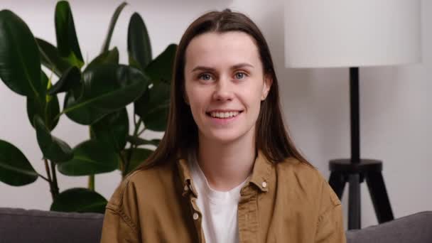 Close Retrato Jovem Atraente Menina Branca Sorridente Feliz Estudante Profissional — Vídeo de Stock