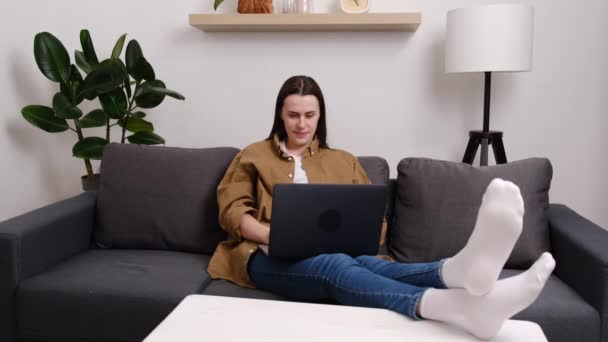 Mignon Sourire Jeune Travailleuse Détendre Assis Sur Canapé Confortable Fini — Video