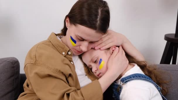 Primer Plano Joven Madre Ucraniana Con Hija Con Bandera Cara — Vídeos de Stock