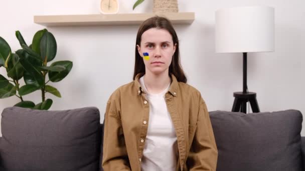 Yüzünde Ukrayna Bayrağı Olan Genç Bir Kadın Savaş Karşıtı Eylemlerde — Stok video