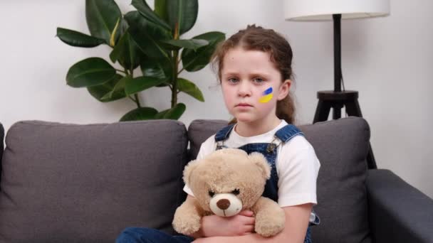 Porträtt Allvarlig Liten Barn Flicka Med Flagga Ukrainska Ansiktet Håller — Stockvideo