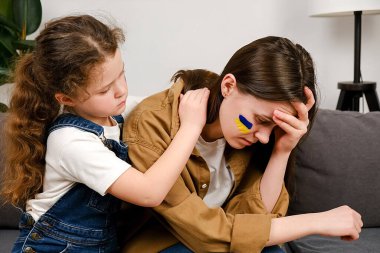 Ukraynalı sevgi dolu endişeli kız üzgün anneyle konuşuyor ilgi gösteriyor sevgi desteği veriyor, üzgün aile kanepede oturuyor. Üzüntü, umut özlemi. Savaş yok. Dünya için umut. Endişe ve beklenti