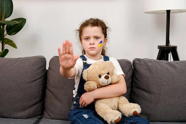 Niña Seria Con Bandera Ucrania Cara Demostrar Gesto Parada Sentado — Foto de Stock