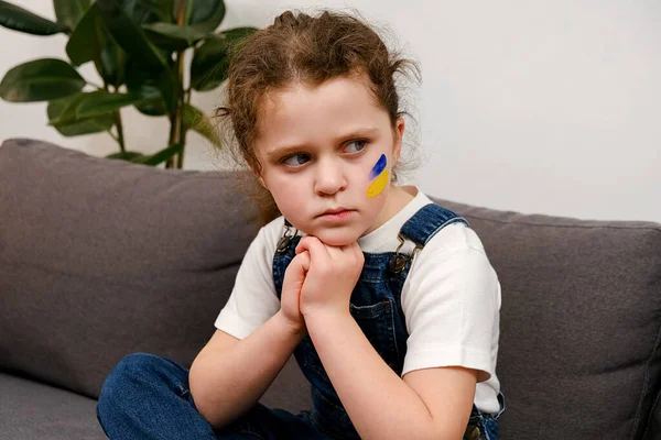 Niña Infeliz Con Bandera Ucrania Cara Niño Molesto Sentado Solo — Foto de Stock