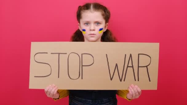 Portræt Ukrainske Alvorlige Lille Pige Opkald Til Stop Krigen Ukraine – Stock-video