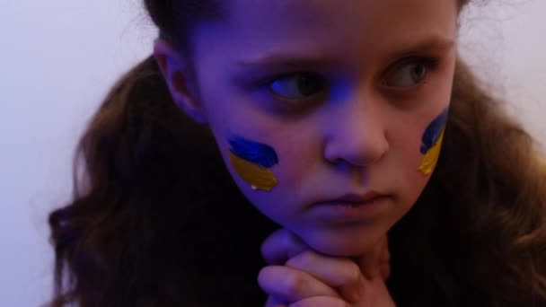 Üzgün Ukraynalı Yüzünde Polis Işığı Olan Küçük Bir Kızın Portresi — Stok video