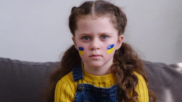 Δυστυχισμένο Κοριτσάκι Σημαία Του Ουκρανού Στο Πρόσωπο Λυπημένο Κοιτάζοντας Την — Αρχείο Βίντεο