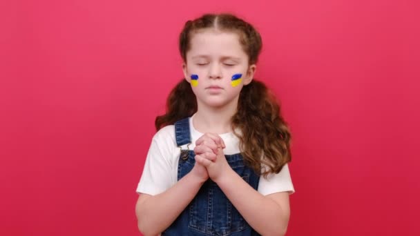 Nadějná Holčička Drží Ruce Modlitební Naději Izolované Červeném Pozadí Dítě — Stock video
