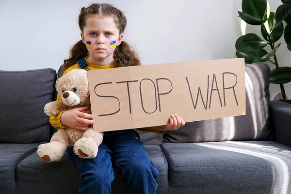 Niña Ucraniana Protestando Por Conflicto Guerra Sosteniendo Pancarta Con Texto — Foto de Stock