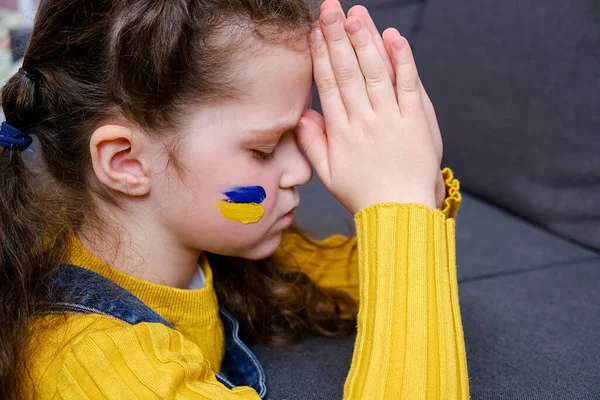 Primer Plano Niña Ucraniana Unir Las Manos Rezar Con Esperanza — Foto de Stock