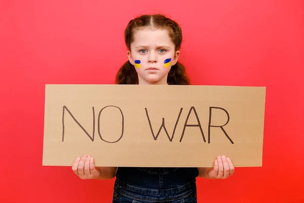 Расстроенная Украинская Девочка Протестующая Против Военного Конфликта Поднимает Баннер Надписью — стоковое фото