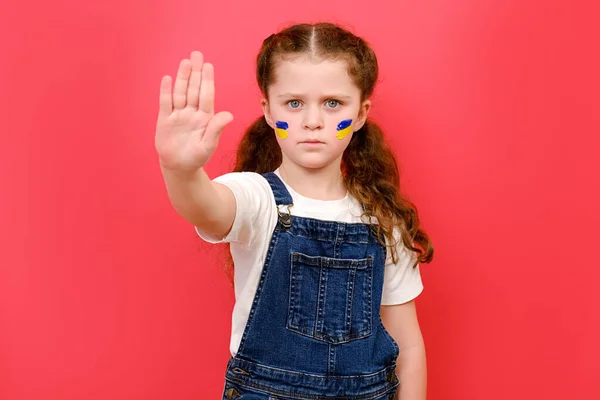 Serieus Klein Meisje Met Een Vlag Van Ukraine Het Gezicht — Stockfoto