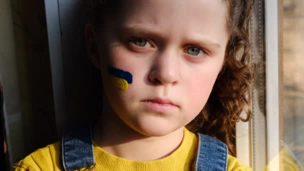Retrato Menina Criança Infeliz Com Bandeira Ucraniano Rosto Séria Olhando — Vídeo de Stock