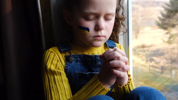 Retrato Menina Sentada Peitoril Janela Com Bandeira Ucraniana Rosto Criança — Vídeo de Stock