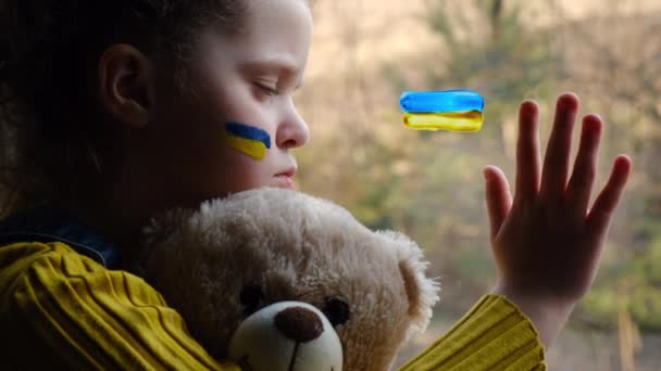 Znak Ukraińskiej Flagi Policzku Dziecka Ukraiński Kryzys Geopolityczny Świecie Nieszczęśliwy — Wideo stockowe