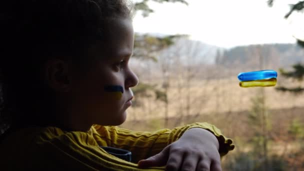 Seitenansicht Eines Aufgebrachten Kleinen Mädchens Mit Ukrainischer Flagge Gesicht Unglücklich — Stockvideo