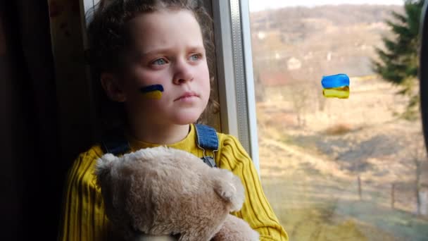 Overstuur Meisje Met Blauw Gele Vlag Zijn Gezicht Kind Met — Stockvideo